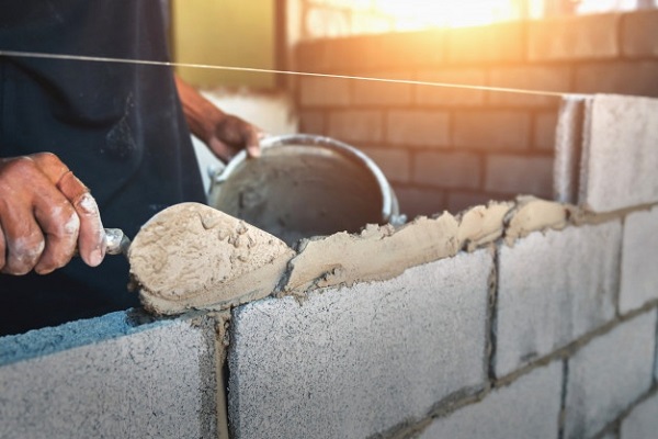 trabajador-construyendo-ladrillos-pared-cemento_34152-1244